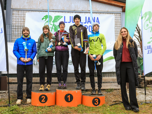 Nagrade za najboljše je podelila trenutno naša najboljša triatlonka in kandidatka za OI LA2028 Tjaša Vrtačič